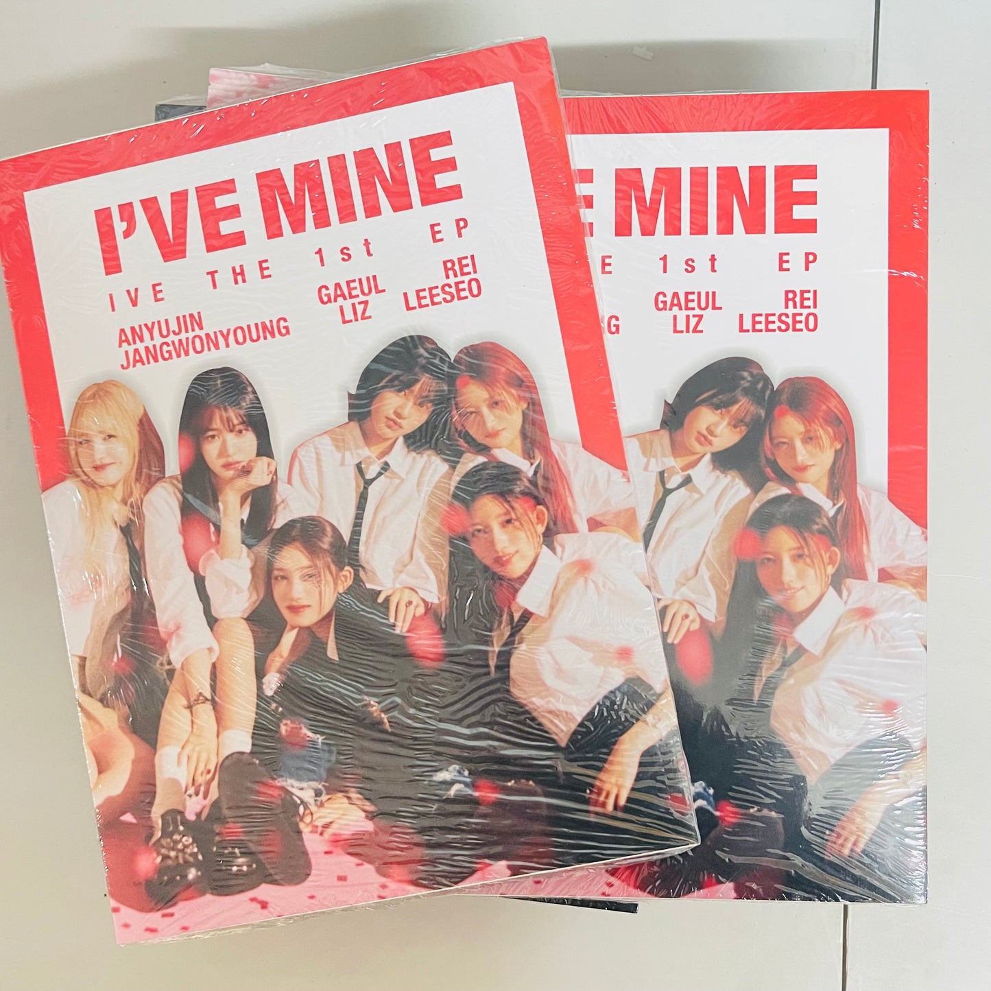 Photobook “IVE” + 4 PhotoCards + Lámina de Stickers. 40 Páginas 29x21Cms