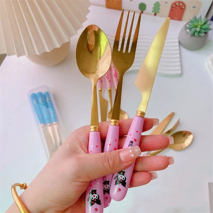 Set Tenedor + Cuchara + Cuchillo + Cajita “Sanrio”