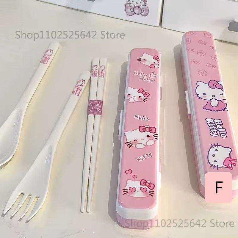 Set Cuchara + Tenedor + Palillos + Cajita “Hello Kitty”.