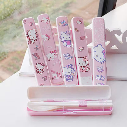 Set Cuchara + Tenedor + Palillos + Cajita “Hello Kitty”.