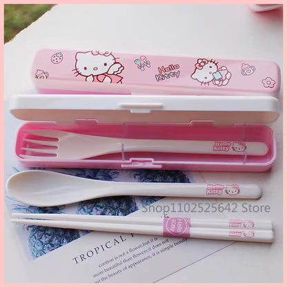 Set Cuchara + Tenedor + Palillos + Cajita “Hello Kitty”.