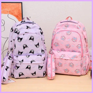 Mochila Impermeable + Estuche “Sanrio”. 45x31x13Cms