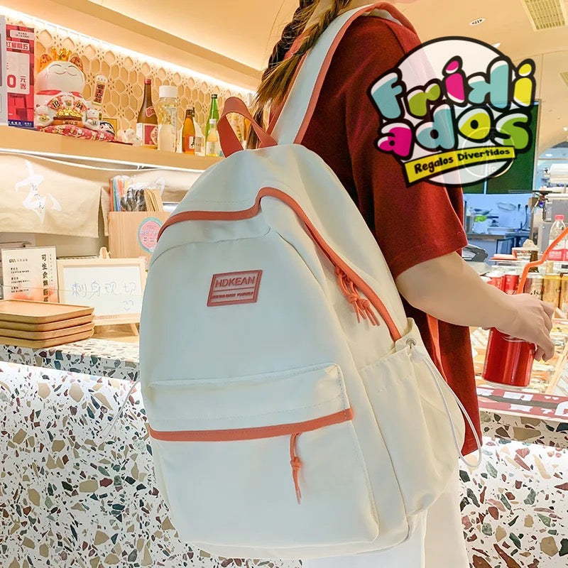 Mochila Impermeable + Llavero + 3 Pins. 43x32x14cms